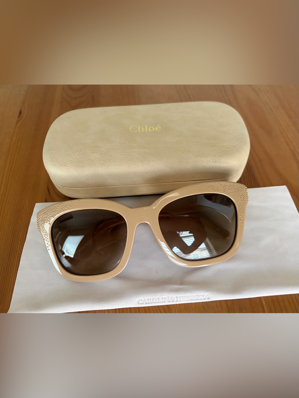 New Chloe Beige Tan Women's Sunglasses w Gold Speckle Embellishment Case Cloth